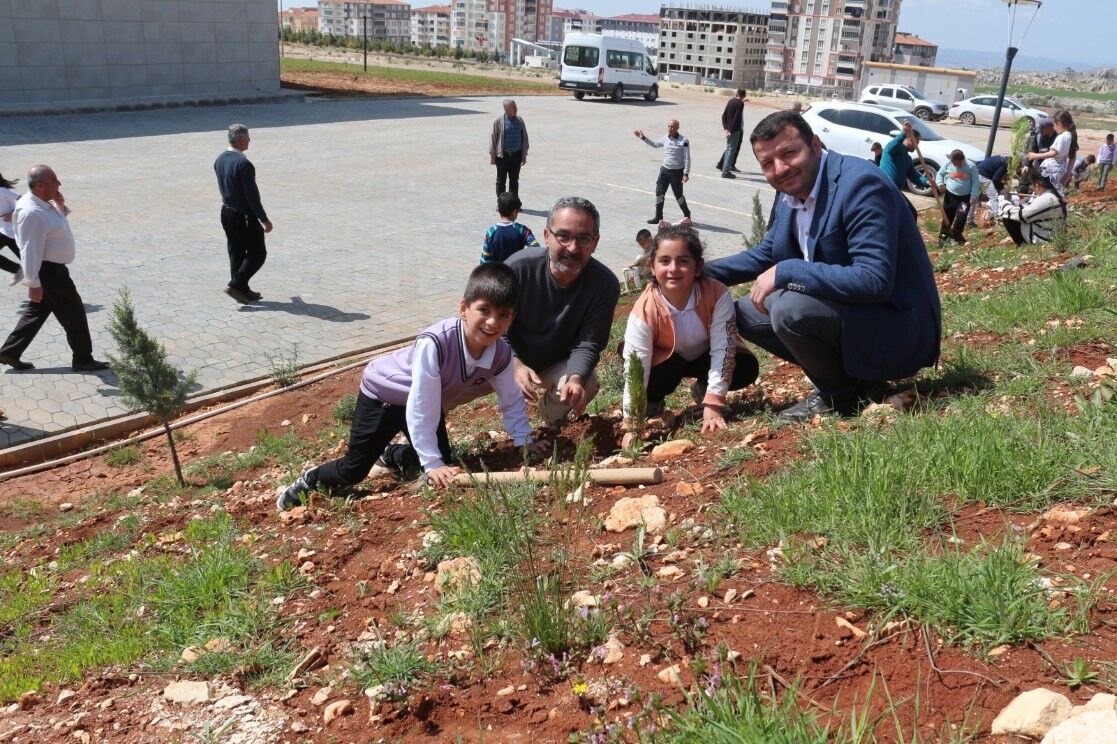 Besni’de 23 Nisan’da Doğaya 150 Çam Fidanı Dikildi4