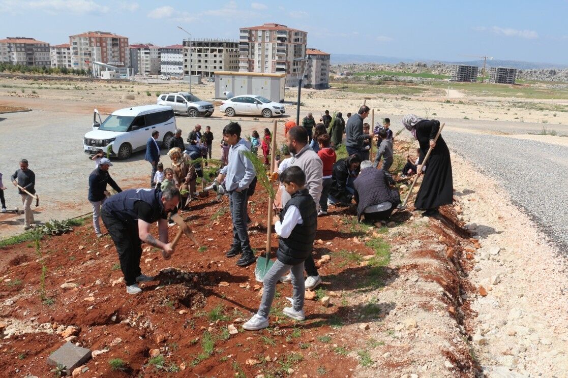Besni’de 23 Nisan’da Doğaya 150 Çam Fidanı Dikildi5