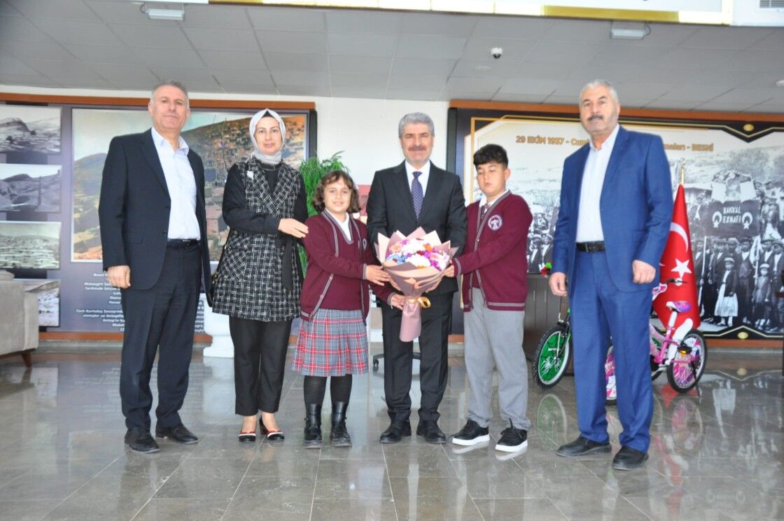 Besni’de Başkanlık Koltuğu Çocuklara Emanet1