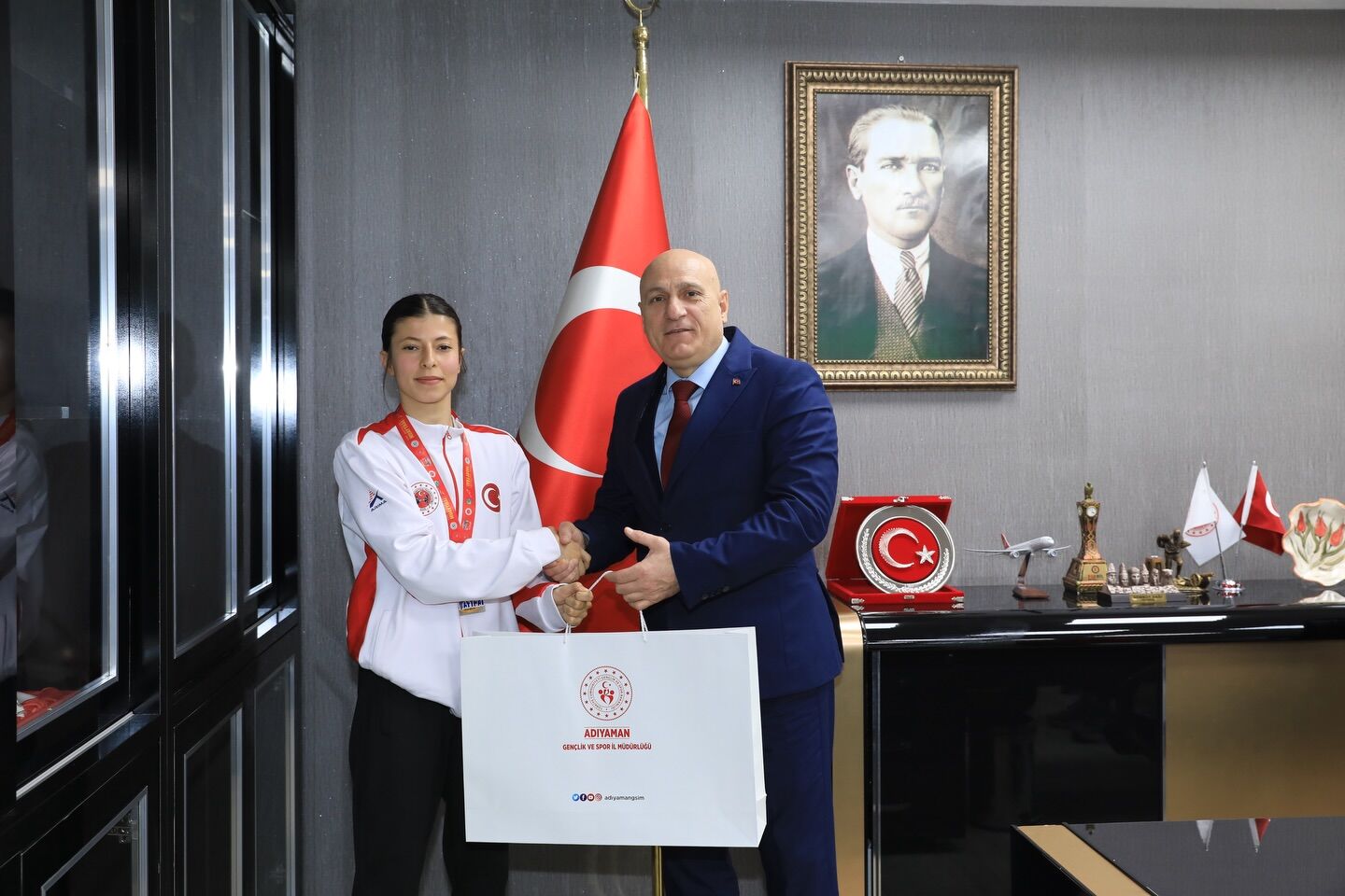 Besnili Şampiyonlara İl Müdürü’nden Tebrik Ve Ödül3