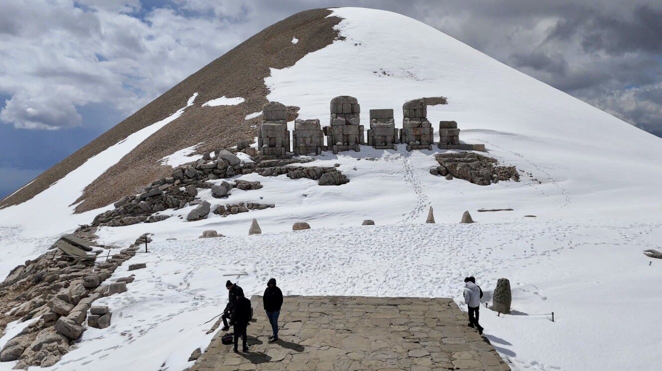 Kar Altındaki Nemrut İlk Ziyaretçilerini Ağırladı3