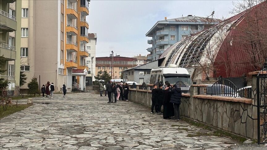 Van Depremi Sonrası Ekipler Sahada Seferber Oldu2
