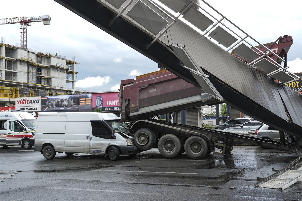 Ankara’da Tırın Çarptığı Üst Geçit Yıkıldı (2)