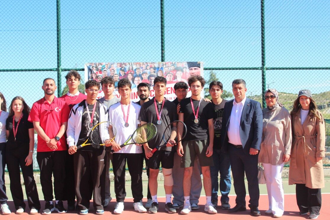 Besni’de 19 Mayıs Tenis Turnuvası Tamamlandı