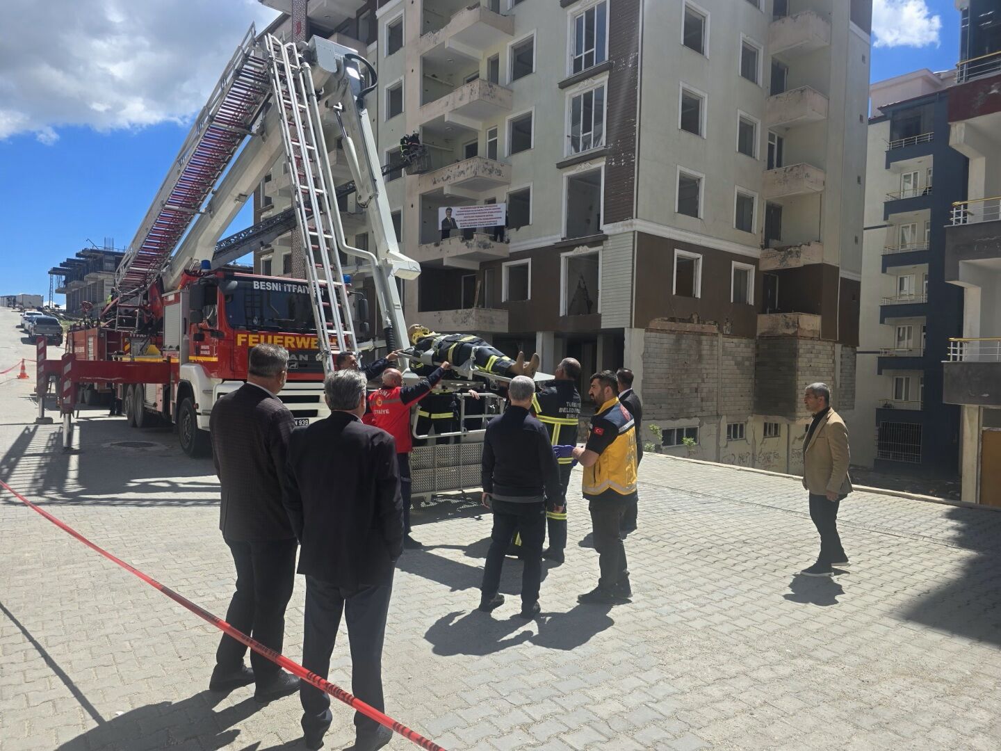 Besni’de 40 Metrelik Araçla Nefes Kesen Kurtarma Operasyonu (1)-4