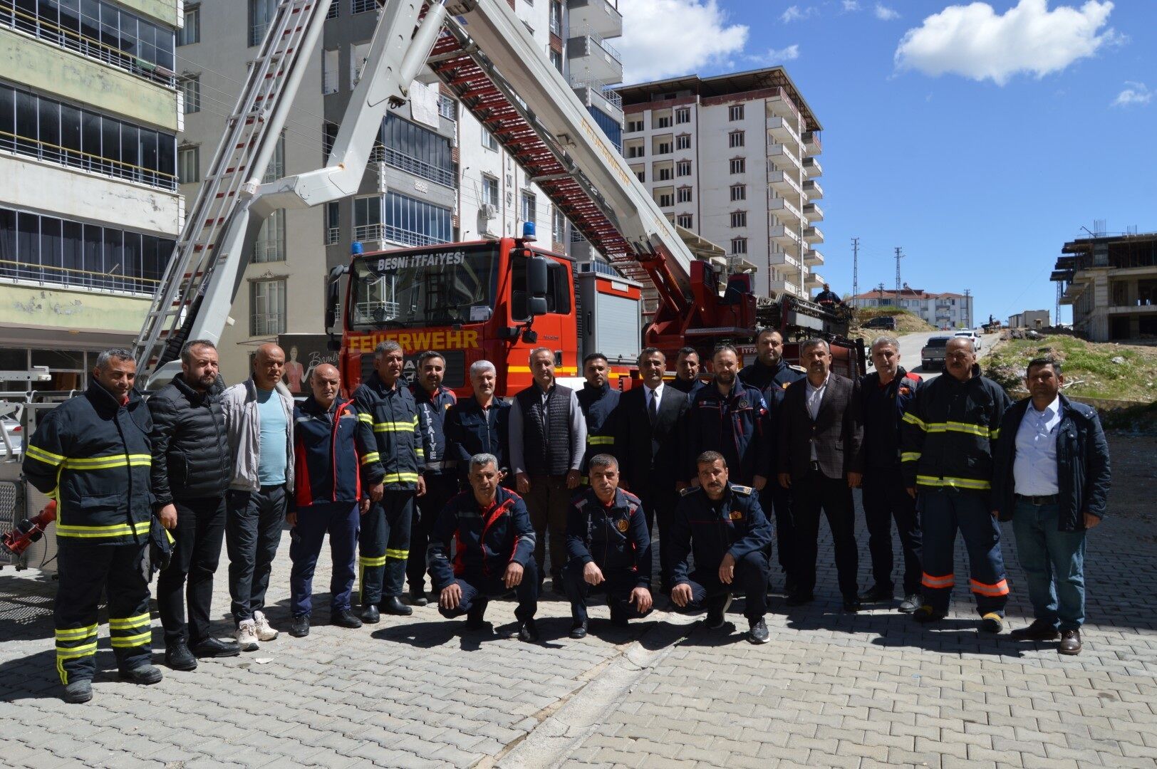 Besni’de 40 Metrelik Araçla Nefes Kesen Kurtarma Operasyonu (2)-4