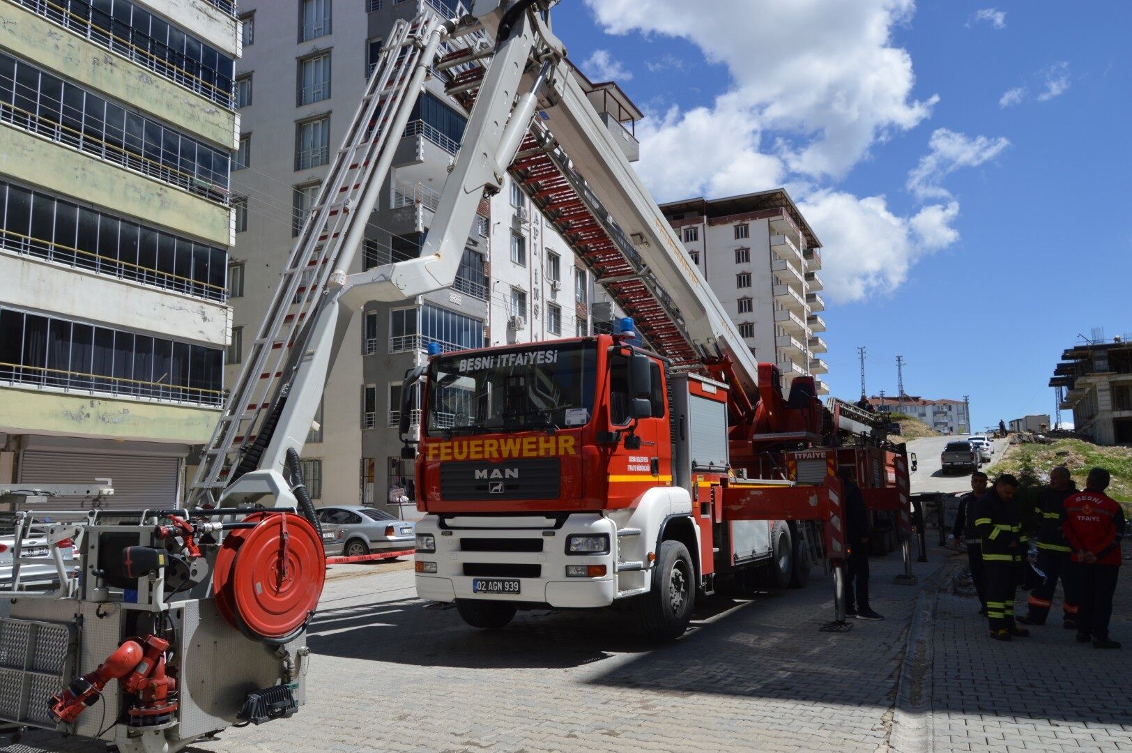 Besni’de 40 Metrelik Araçla Nefes Kesen Kurtarma Operasyonu (4)-2