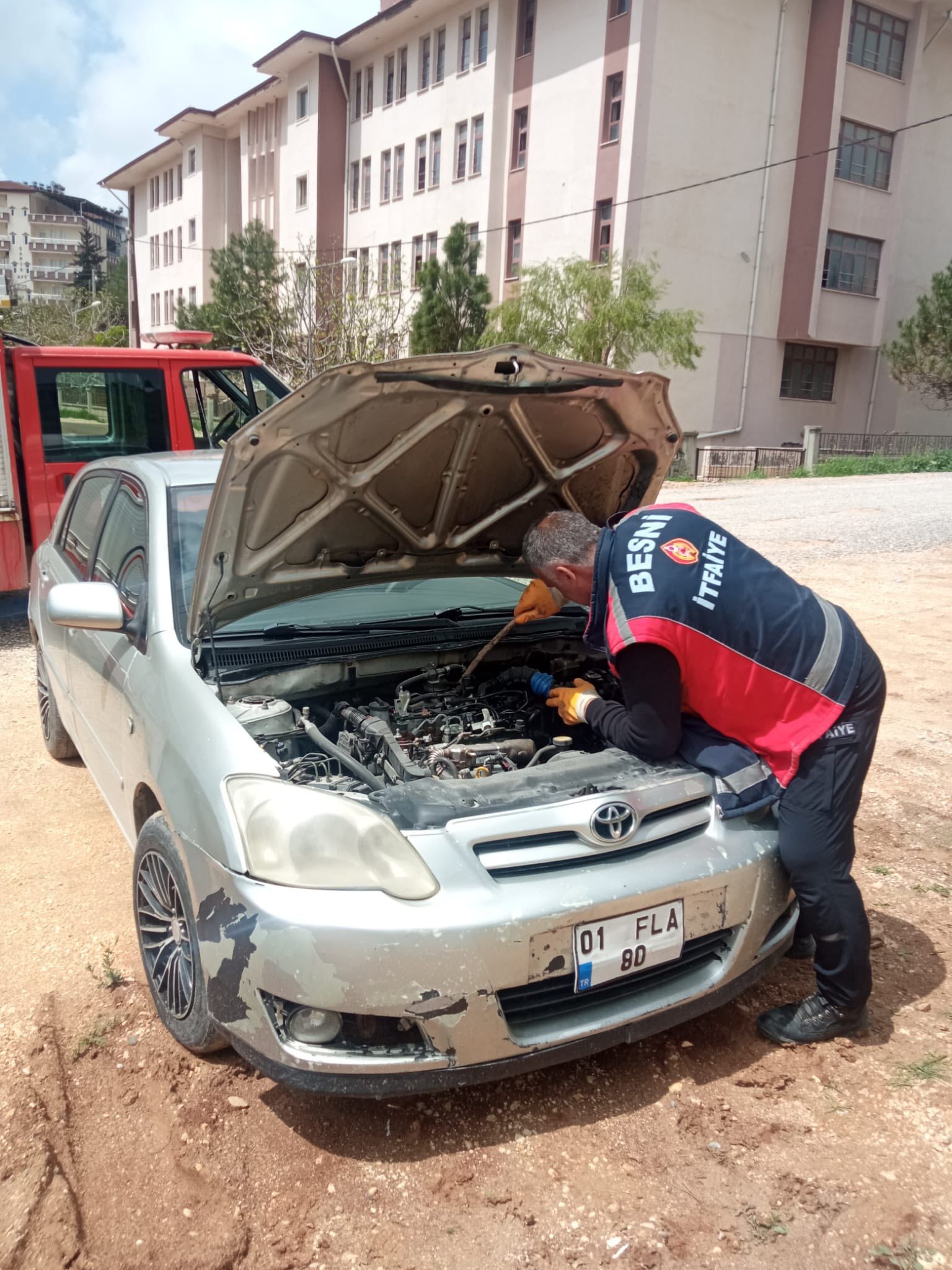 Besni’de Araç Motoruna Sıkışan Yavru Kedi Kurtarıldı2
