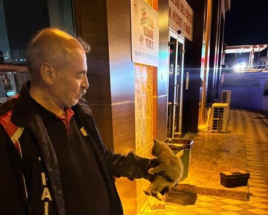 Besni’de Motorsiklete Sıkışan Kedi Kurtarıldı