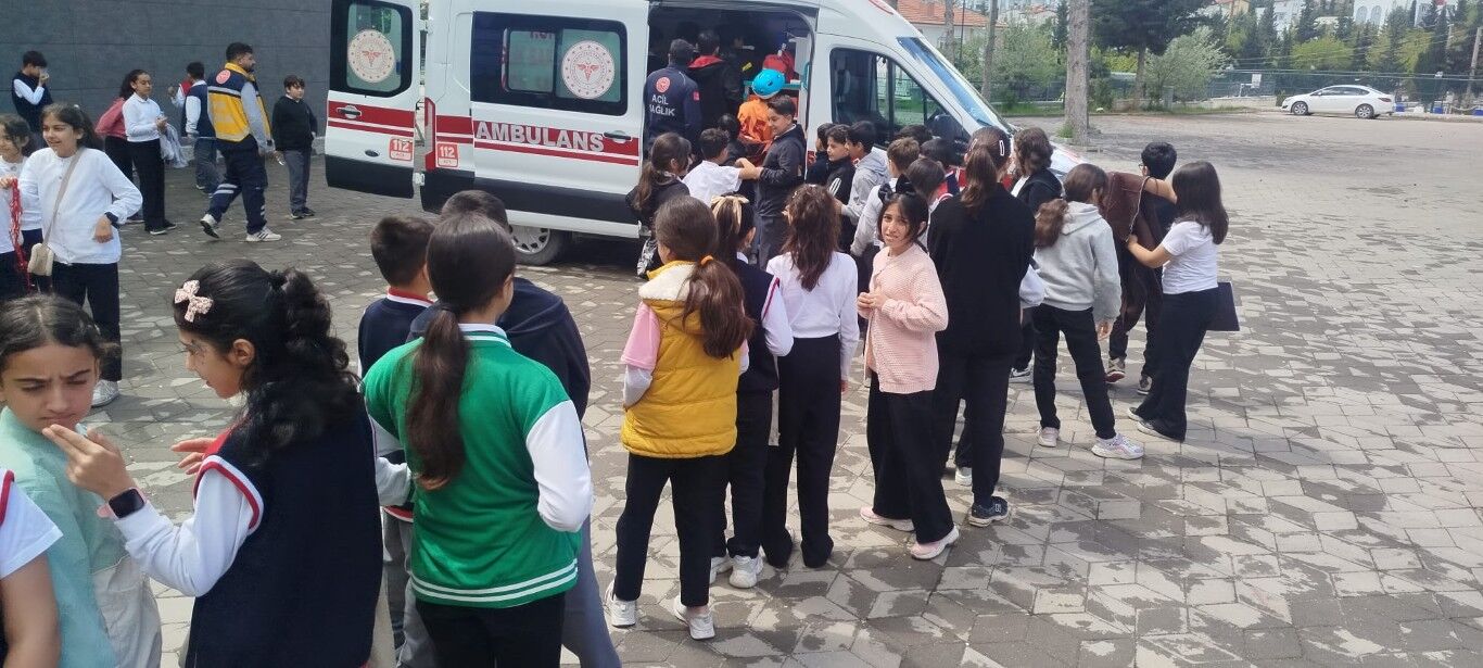 Besni’de Öğrenciler Trafik Kuralları İçin Sahneye Çıktı13