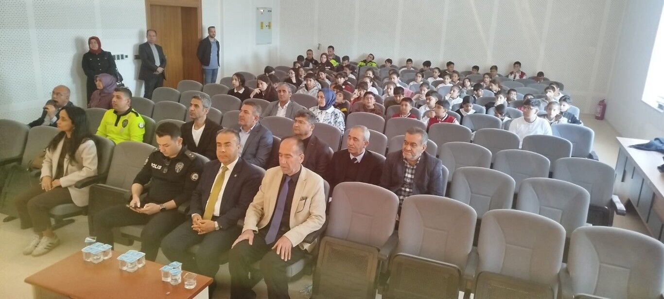 Besni’de Öğrenciler Trafik Kuralları İçin Sahneye Çıktı7