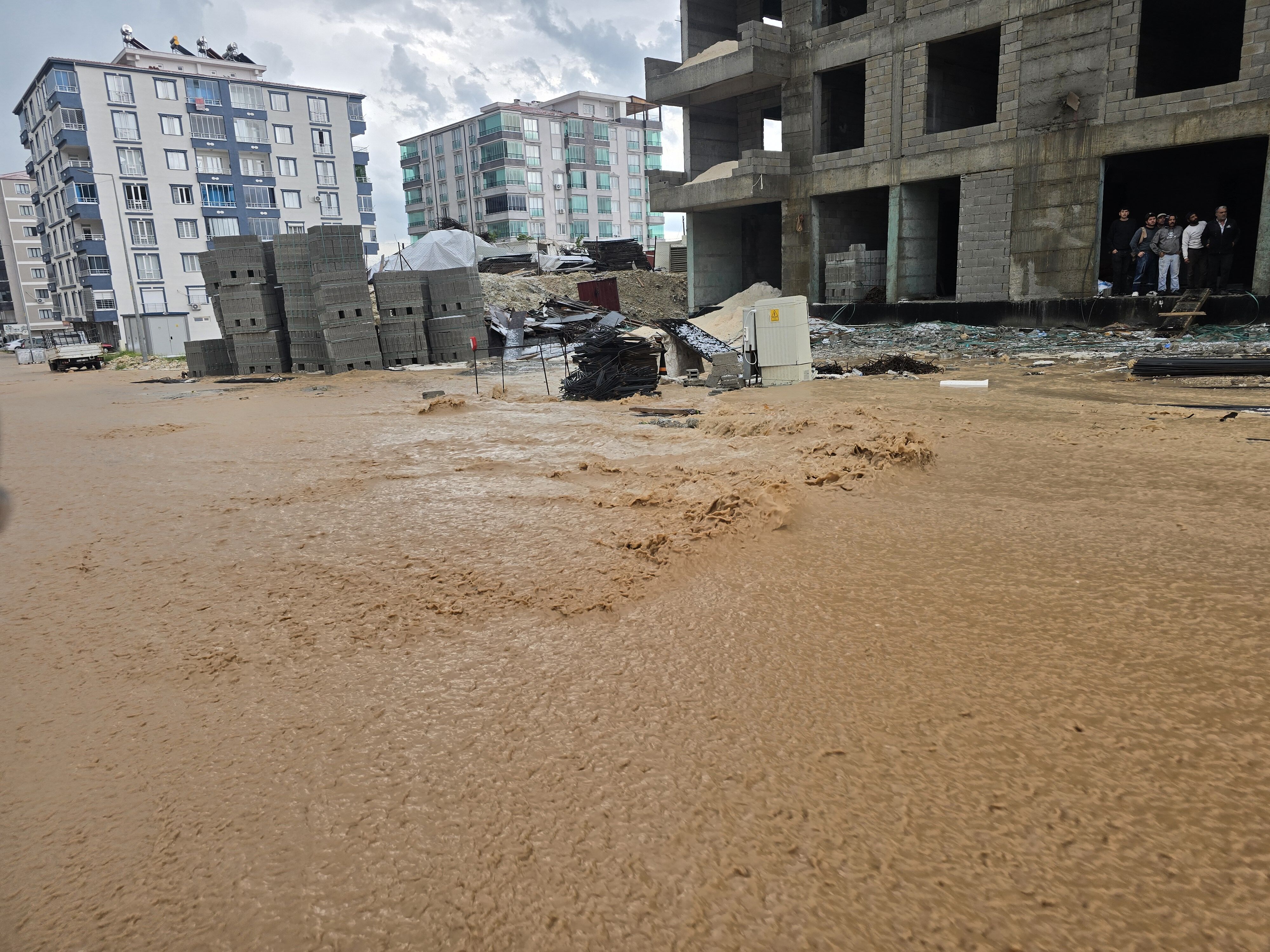 Besni’de Yaz Ortasında Sağanak Etkili Oldu-1
