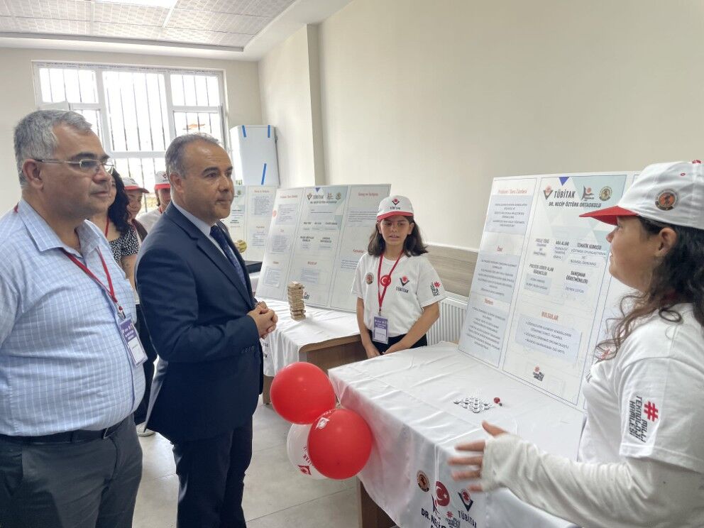 Dr. Necip Öztürk Ortaokulu Projeleri Sergiledi5
