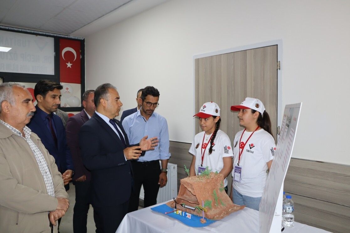 Dr. Necip Öztürk Ortaokulu Projeleri Sergiledi9