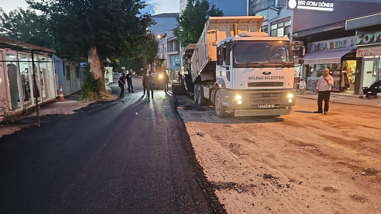 Gölbaşı’nda Deprem Sonrası Asfalt Çalışmaları Sürüyor