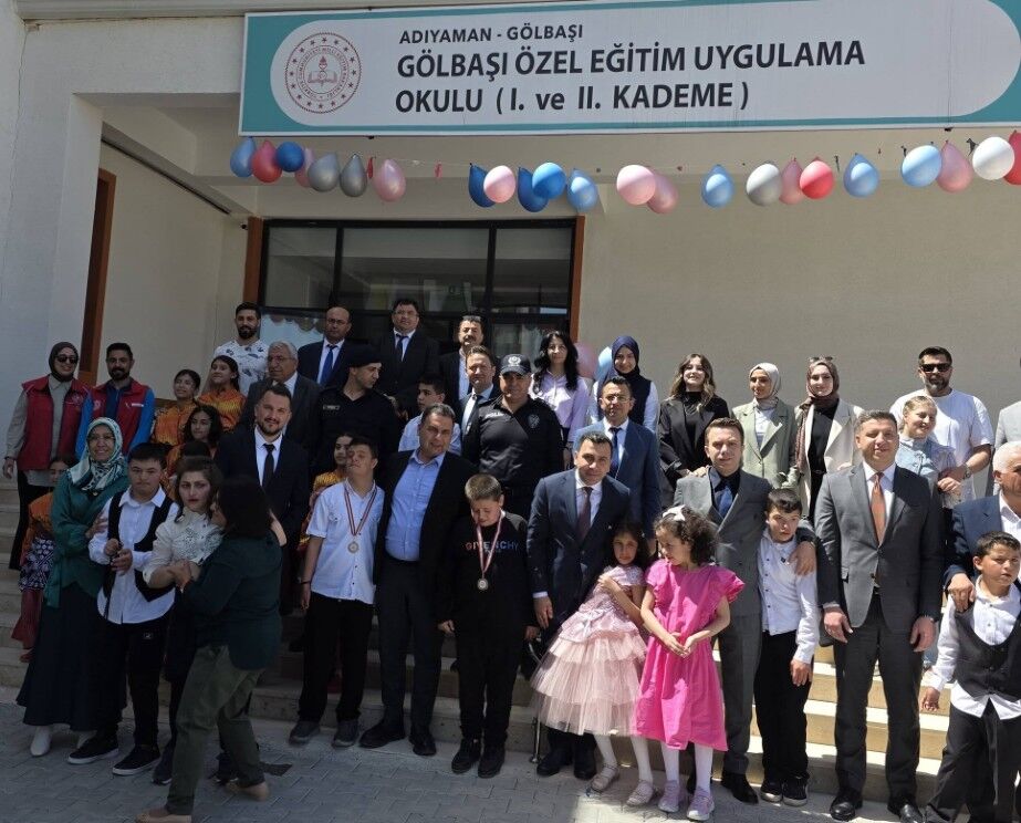 Kaymakam Kadir Algın Öğrencilerle Halay Çekti1