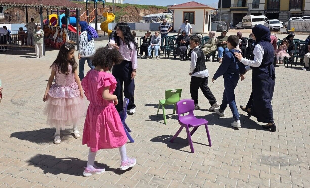 Kaymakam Kadir Algın Öğrencilerle Halay Çekti2