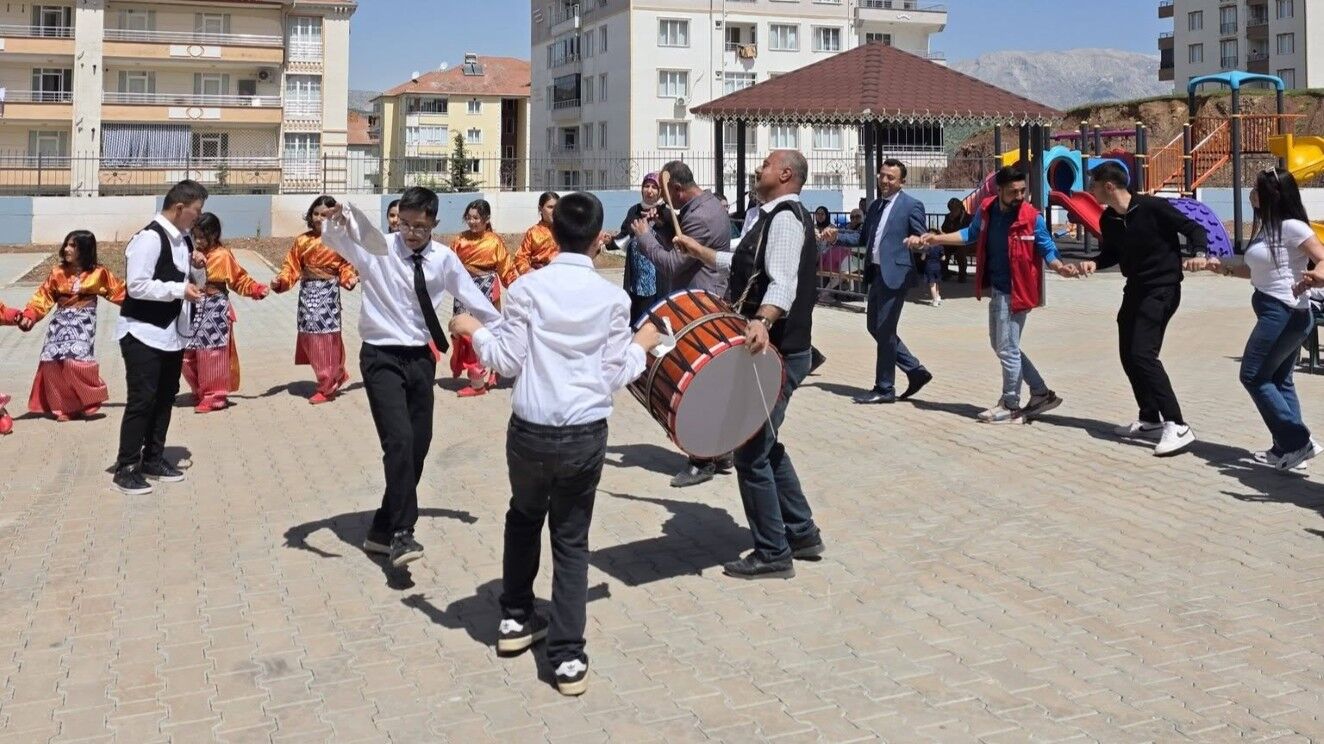 Kaymakam Kadir Algın Öğrencilerle Halay Çekti4