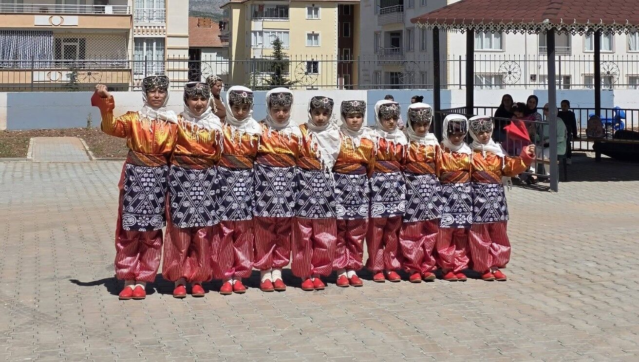 Kaymakam Kadir Algın Öğrencilerle Halay Çekti5