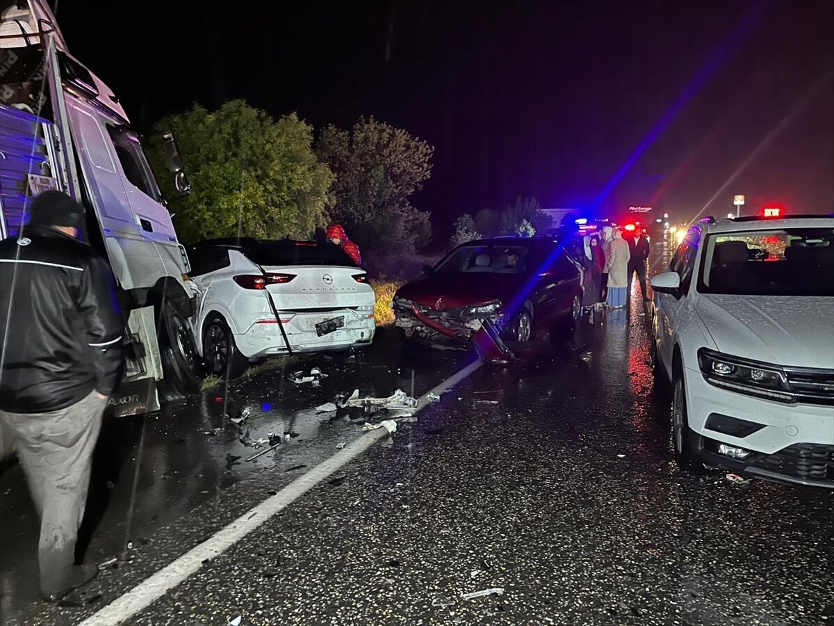 Uşak’ta Feci Zincirleme Kaza 4 Can Kaybı (3)