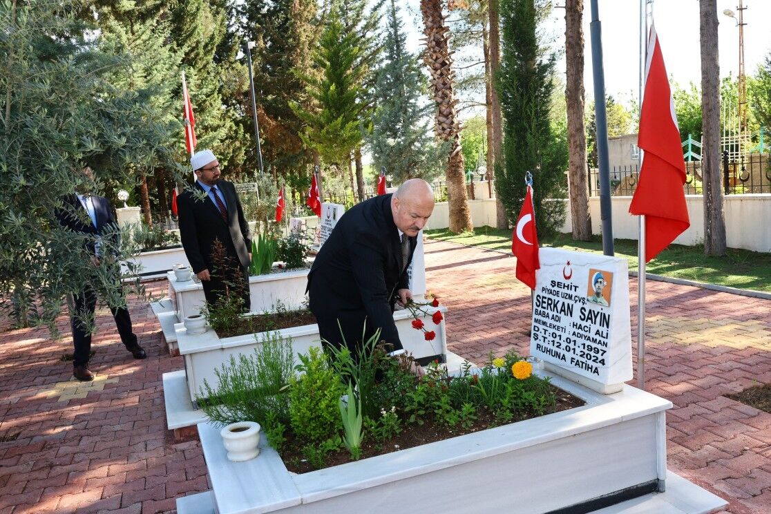Vali Abdullah Küçük İlk Ziyaretini Şehitliğe Yaptı