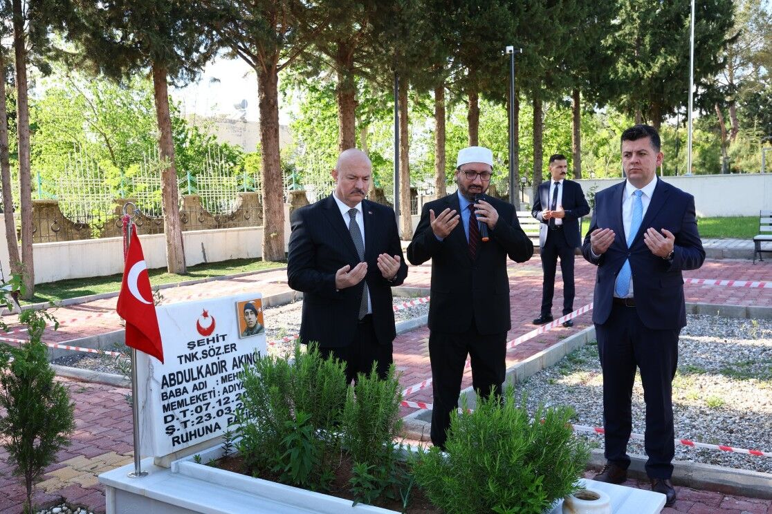 Vali Abdullah Küçük İlk Ziyaretini Şehitliğe Yaptı1