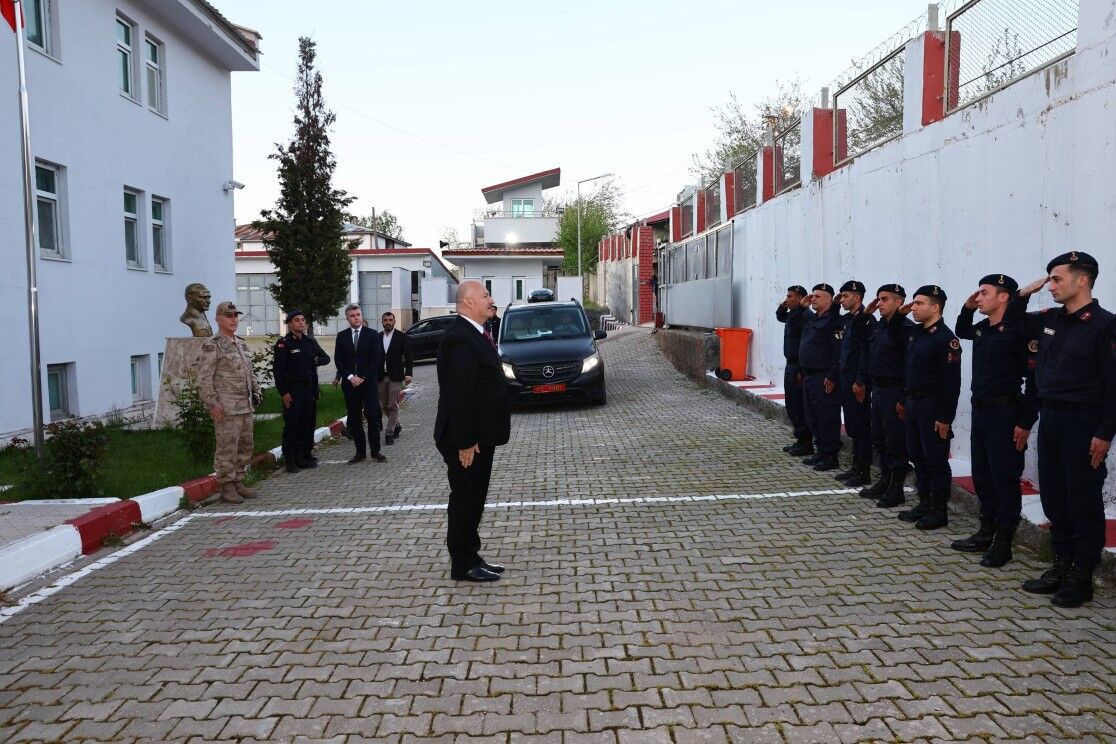 Vali Küçük Şehrin En Ücra Köşelerine Gitti8