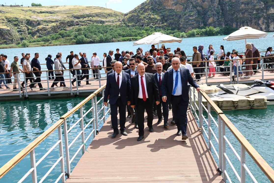 Vali Küçük Ve Özhan Kızılin’i Vatandaşlarla Gezdi2