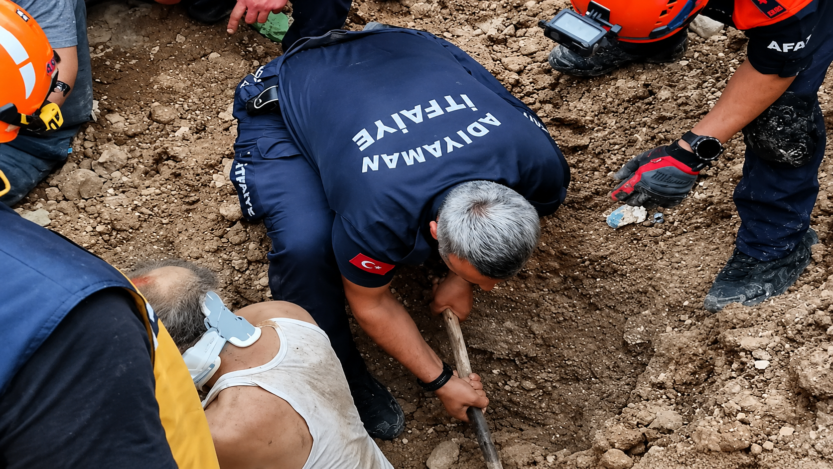 Adıyaman Da Göçük Altında Kalab Baba Oğul1