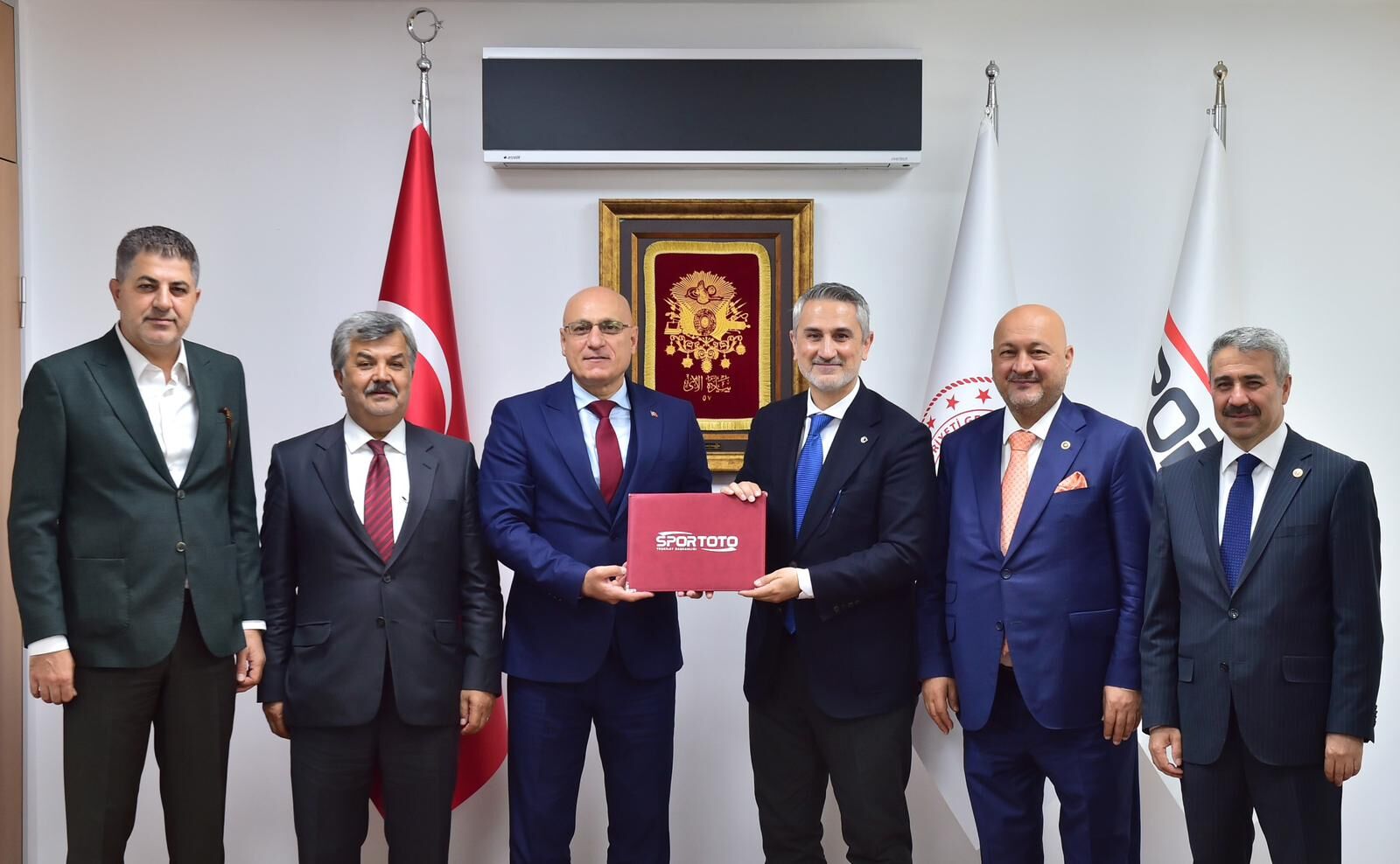 Adıyaman’da Engelsiz Yaşam Merkezi Ve Ampute Sporculara Yönelik Halı Saha Projesi Için Protokol Imzalandı