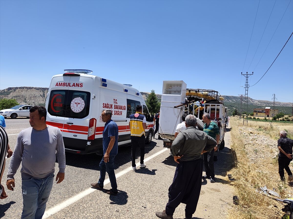 Adıyaman'da Motosiklet Ile Kamyonetin Çarpıştığı Kazada 2 Kişi Yaralandı