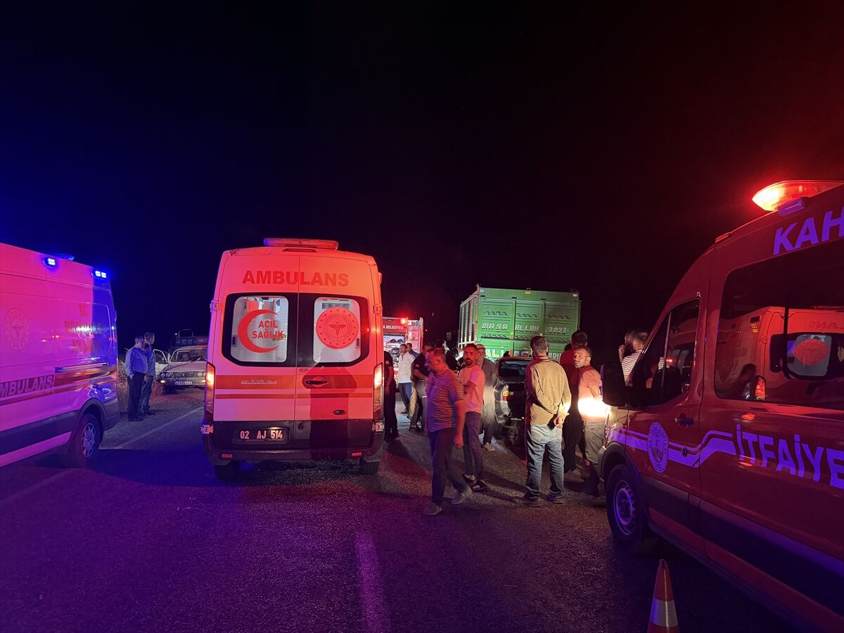 Adıyaman'da Otomobilin Traktöre Arkadan Çarptığı Kazada 1 Kişi Öldü