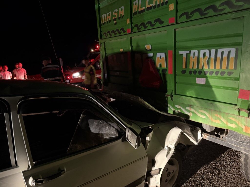 Adıyamanda Traktör Römorkuna Çarpan Otomobil (1) (Orta)