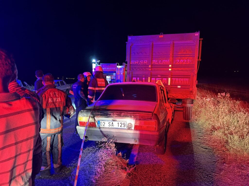 Adıyamanda Traktör Römorkuna Çarpan Otomobil (3) (Orta)