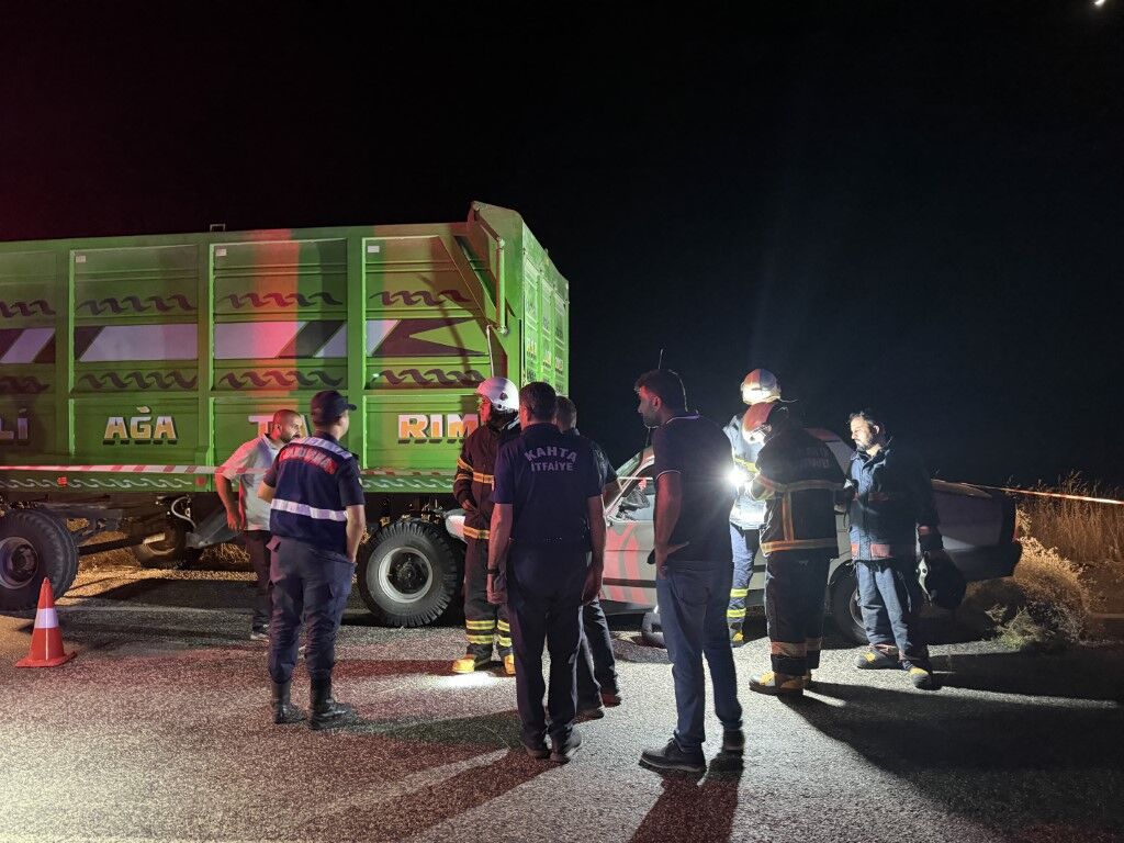 Adıyamanda Traktör Römorkuna Çarpan Otomobil (4) (Orta)