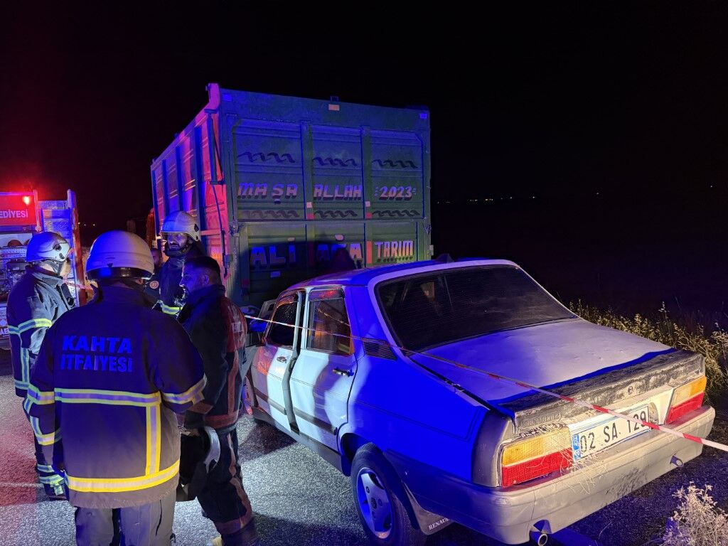 Adıyamanda Traktör Römorkuna Çarpan Otomobil (5) (Orta)