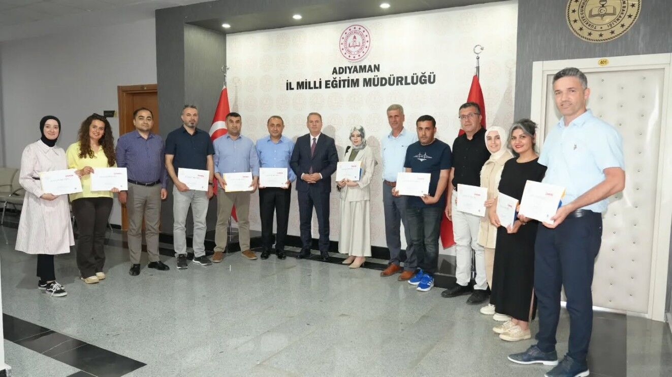 Adıyamanlı Öğretmenlere Katılım Belgesi Takdimi