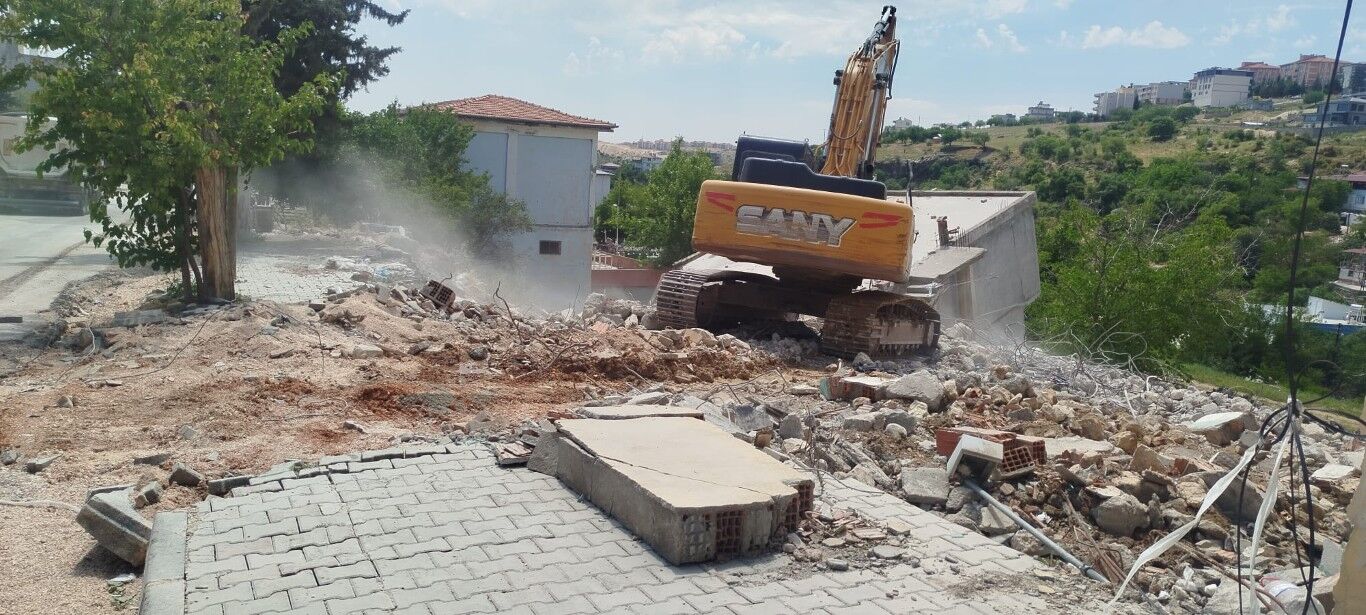 Besni'de Heyelan Tehlikesi Altındaki İki Ev Yıkıldı1
