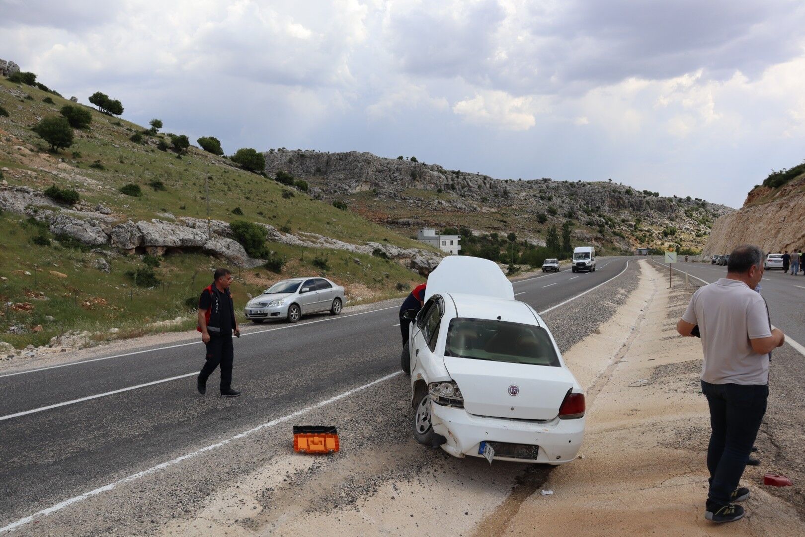 Besni’de İki Araç Çarpıştı, 2 Kişi Yaralandı (4)