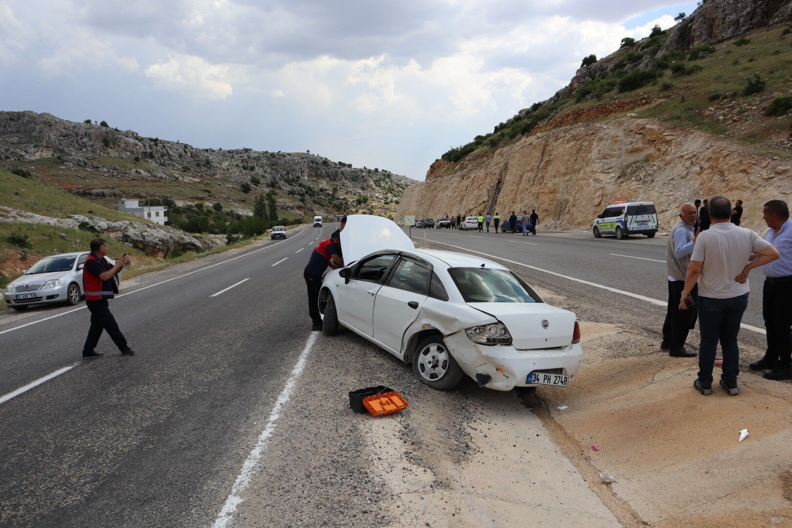 Besni'de İki Araç Çarpıştı, 2 Kişi Yaralandı - Güncel Gazetesi