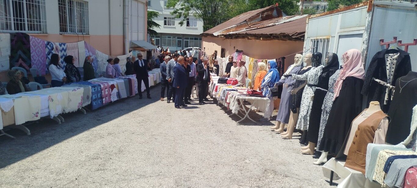 Besni'de Kursiyerlerin El Emeği Eserler Sergilendi1