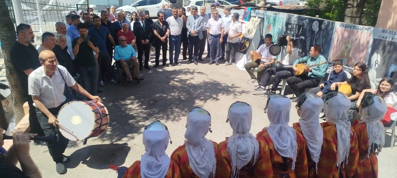 Besni'de Kursiyerlerin El Emeği Eserler Sergilendi6