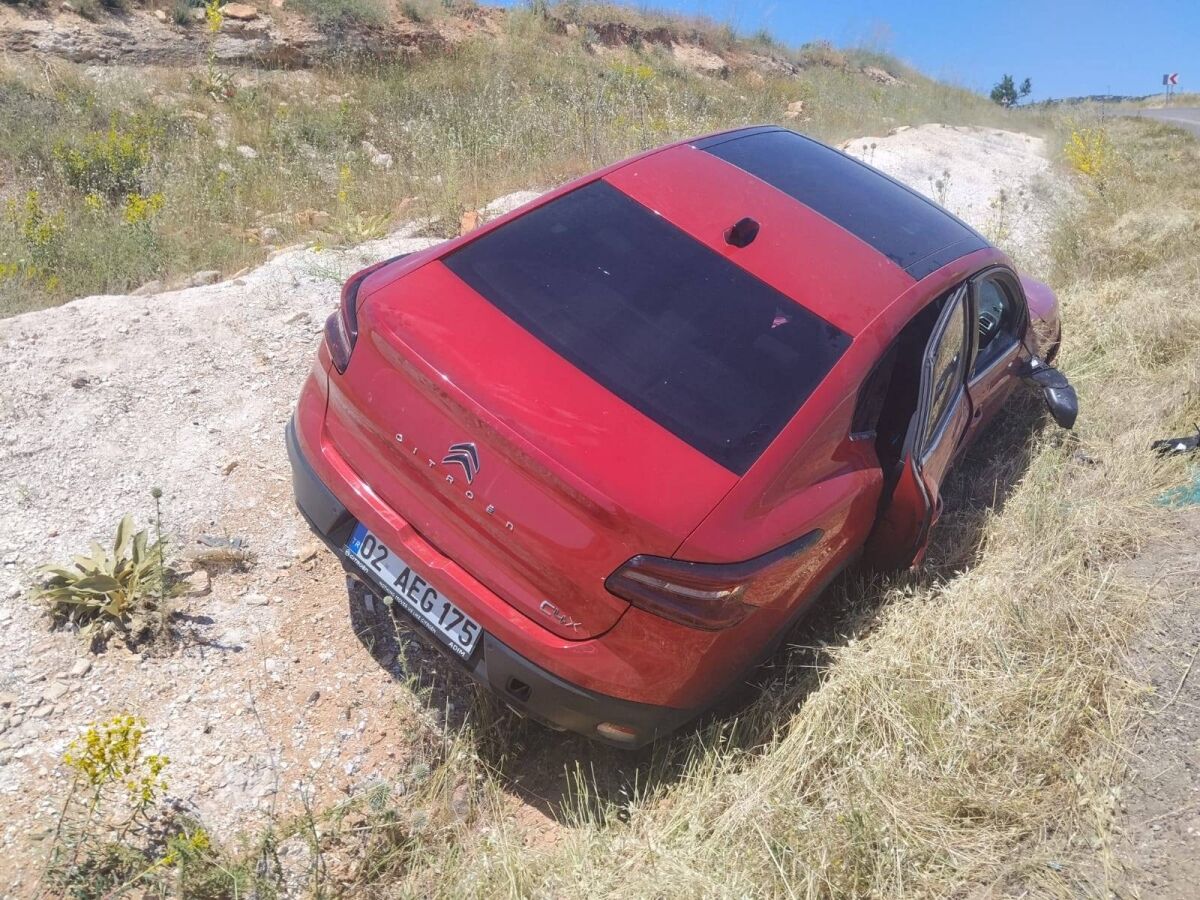 Besni'de Otomobil Şarampole Devrildi1