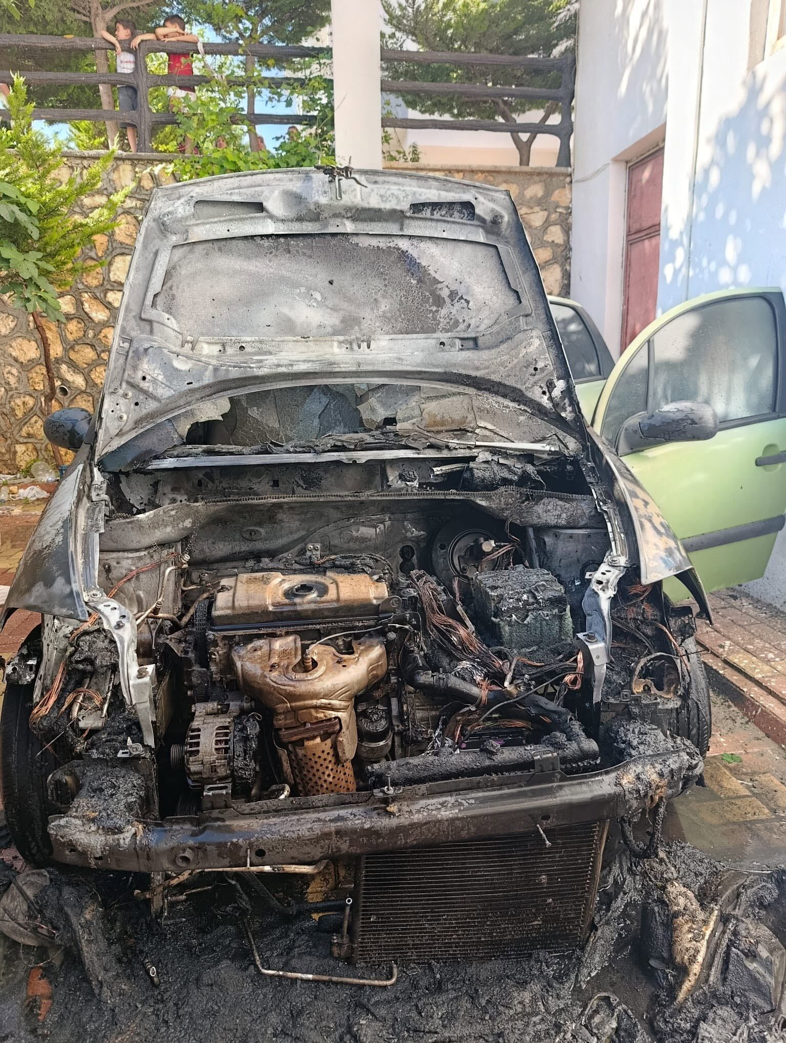 Besni'de Park Halindeki Otomobil Yangını Korkuttu