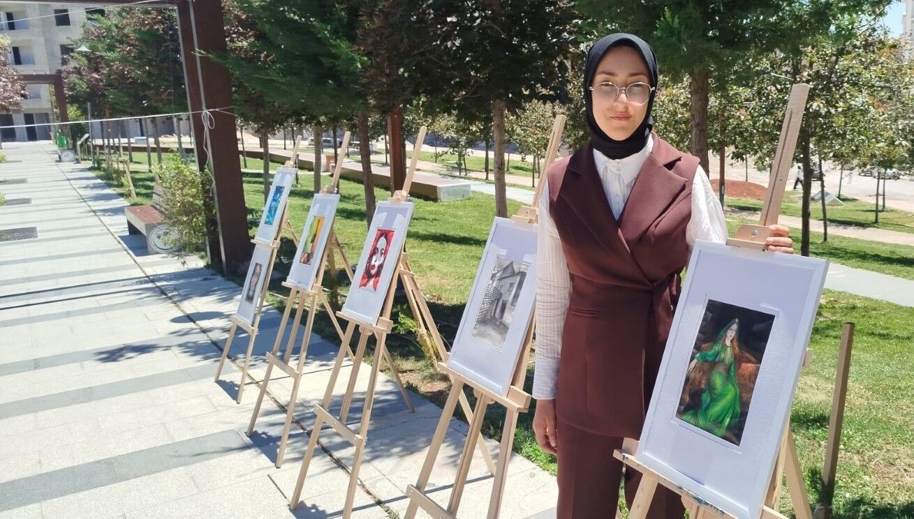 Besnili Nisanur'dan İlk Kişisel Resim Sergisi-1