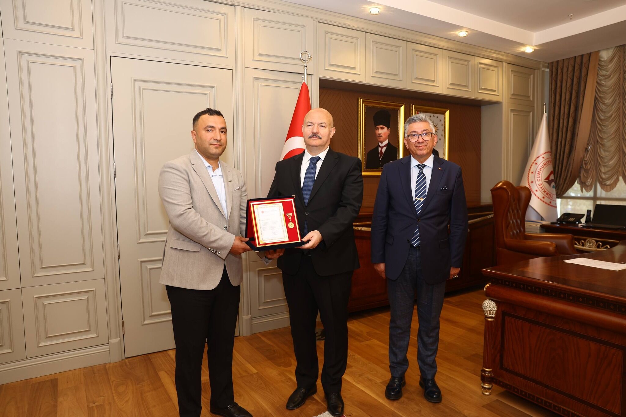 Hayırsever Ahmet Karakuş'a Altın Madalya Ve Beratı Takdim Edildi. (2)