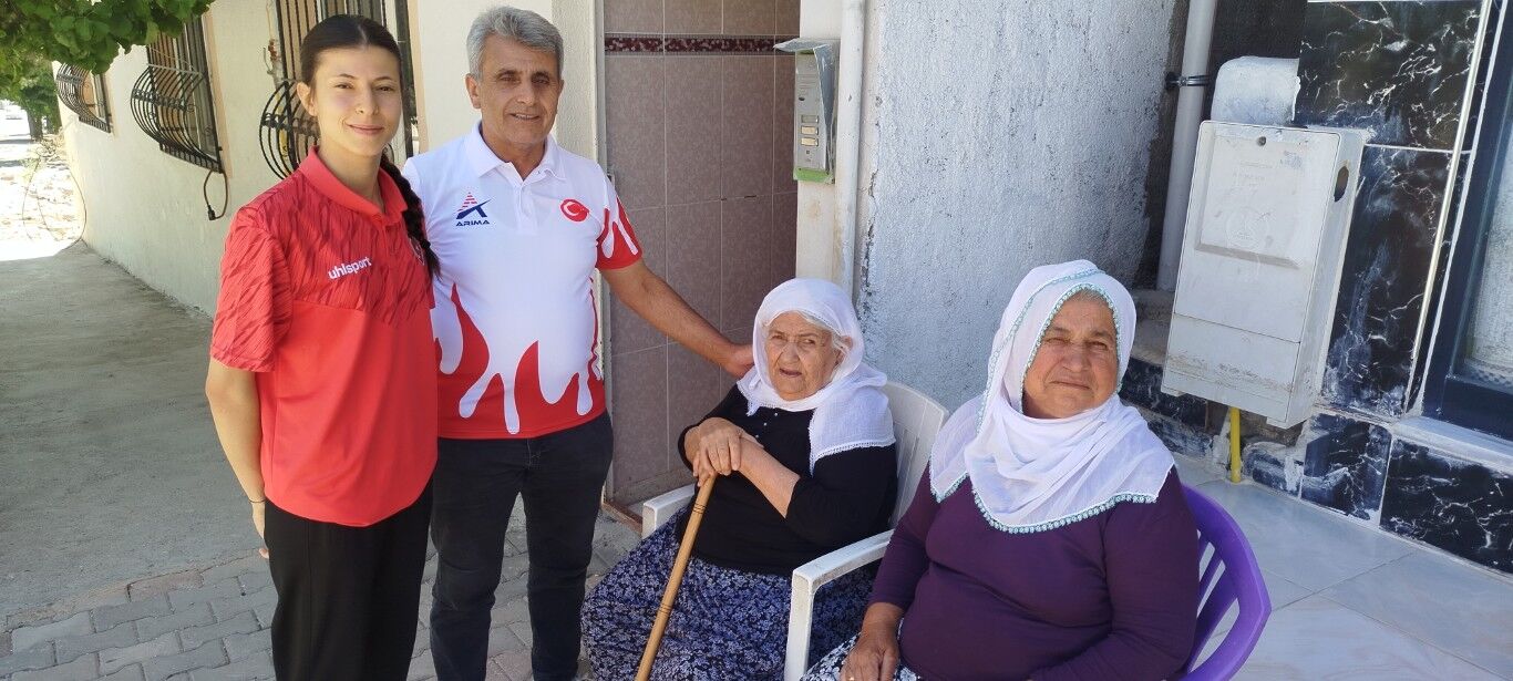 Şampiyon Berfin Madalyasını Büyükleriyle Paylaştı