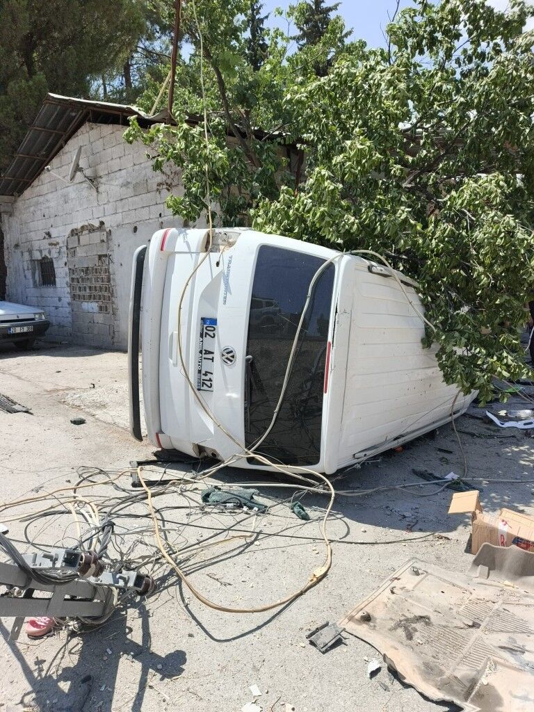 Adıyaman Kahta Kaza 8 Yaralı (2) (Orta)