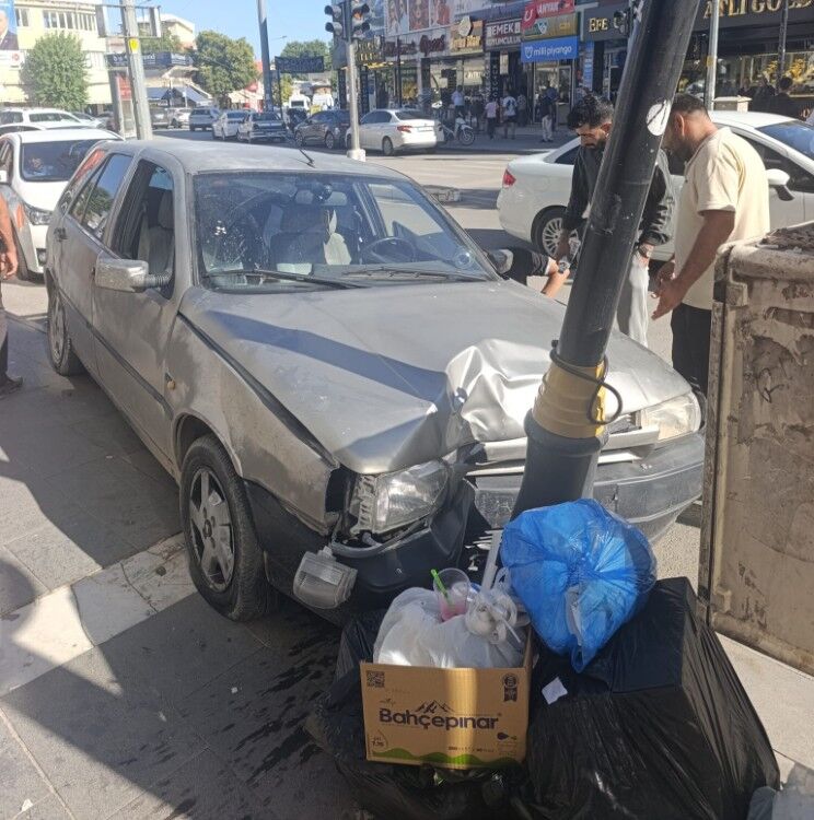Adıyaman’da Kontrolden Çıkan Otomobil Direğe Çarptı 1