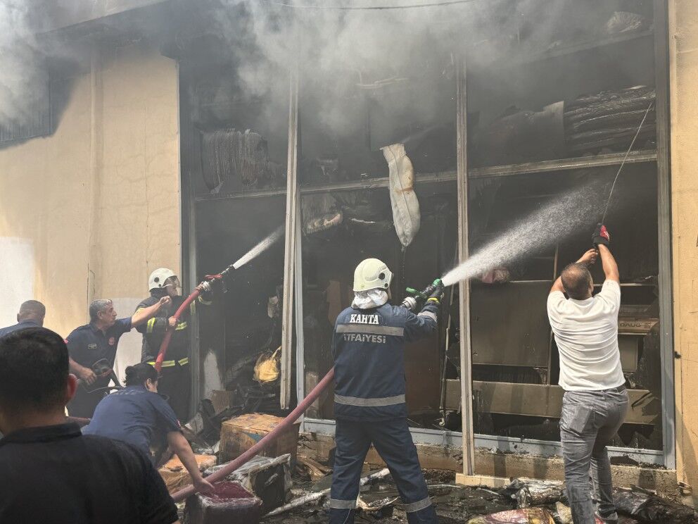 Kahta'daki Yangında 3 Itfaiyeci Etkilendi